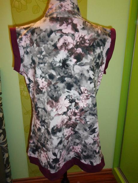 Vínovo-růžový květovaný top, 44