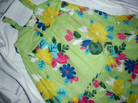 Nepřehlédnutelné květované barevné šaty, girl2girl,104