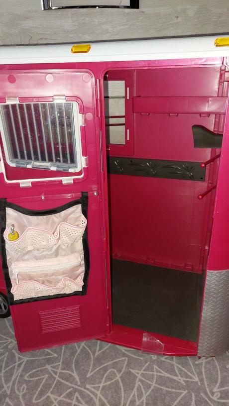 Kůň, stáj, přívěs a jezdkyně, 