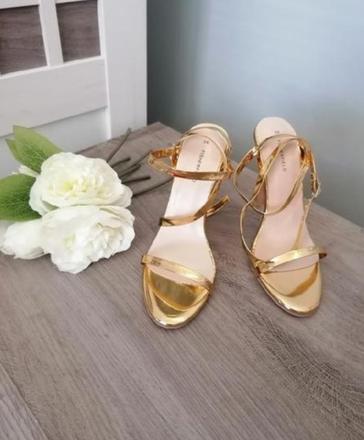 Zlaté sandálky, 36