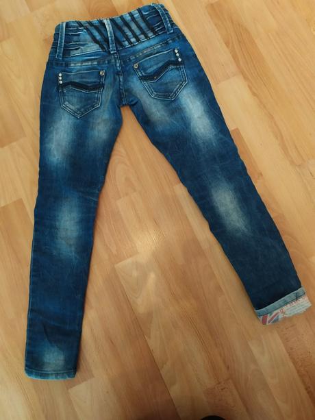 Džíny, 128