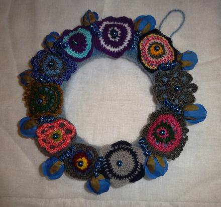 Ruční práce háčkovaný věnec modrásek cca 22 cm, 