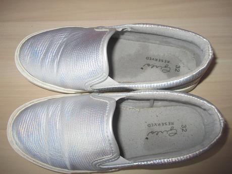 Třpitivé mokasíny, reserved,32