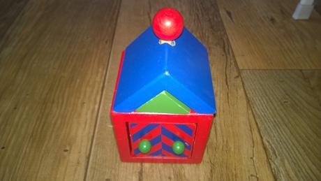 Dřevěný domeček, skládačka na magnety a kolík,