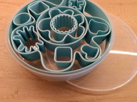 Plastová dóza s vykrajovátky, 