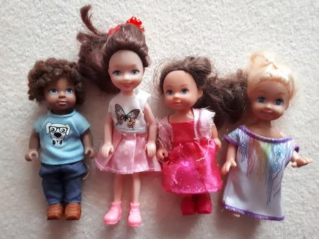 Čtyři panenky/kamarádky se stolečkem a židličkami,