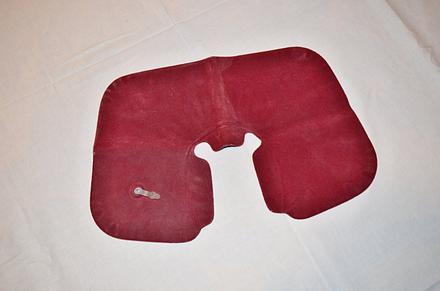 Nafukovací cestovní polštářek kolem krku, 