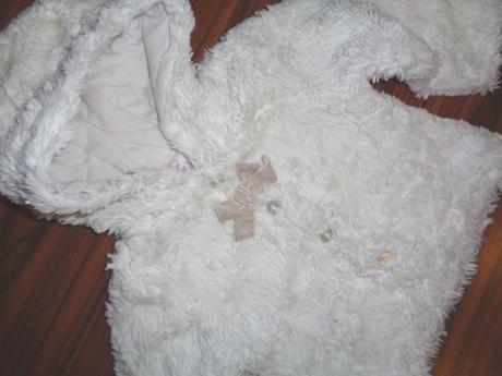 Překrásný bílý chlupatkový kabátek - přechod, baby club,74