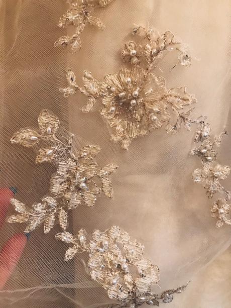 Svatební šaty barvy šampaňské - v.cca 36, s