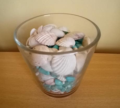 Sklenička s mušličkama a kamínkama, 