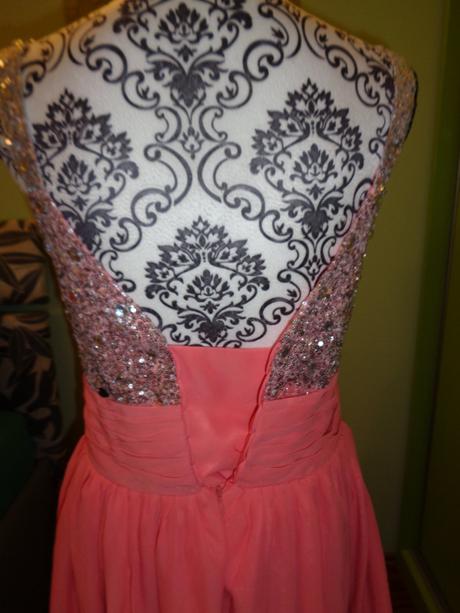 Nádherné lososové společenské šaty, 40