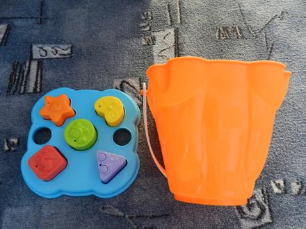 Hračky- vkládačka kostičky s kyblíkem,