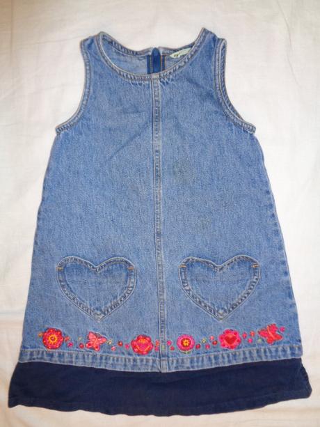 Luxusní riflové vyšívané šaty - srdíčka, 92