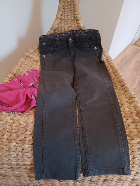 Šedé džíny zara lebky + růžový top h&m, zara,104