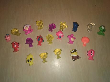 21 malých postaviček v plastovém boxu, 