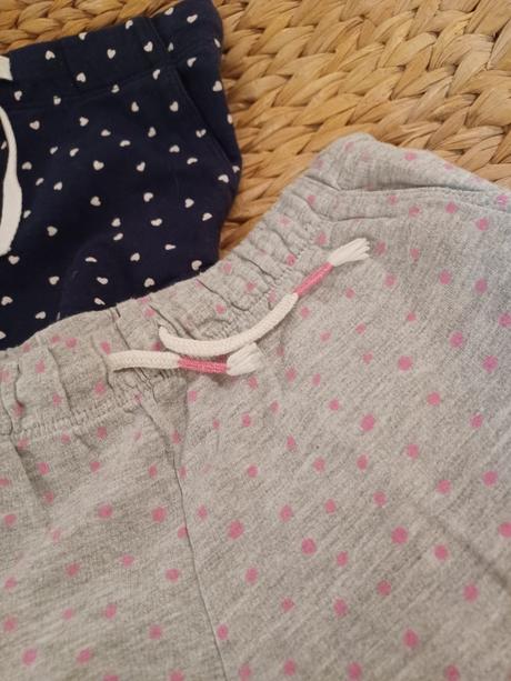 Srdíčkové a puntíkaté kraťasy h&m 110, h&m,110