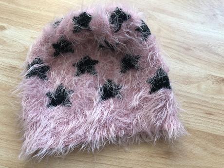 Ruzova cepice s cernymi hvezdickami, 