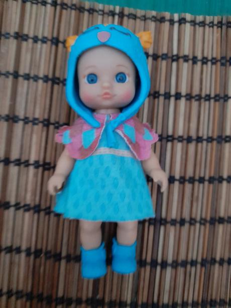 Sovičková modrá malá plastová panenka s čepicí,