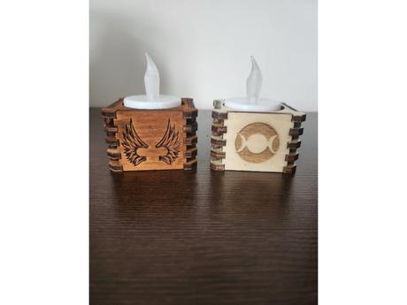 Dřevěný svícen s vlastním motivem, 