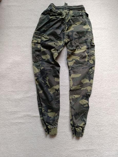 Maskáčové jogger pláťáky/kapsáče vel. 158/164, 158