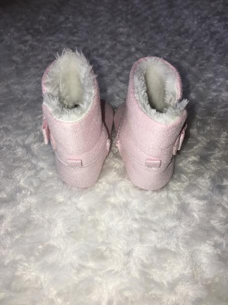 Růžové semišové válenky, 17