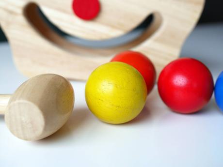 Dřevěná zatloukačka plan toys pro děti od 2 let,