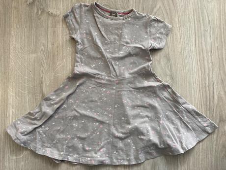 Šaty s kytičkami, 104