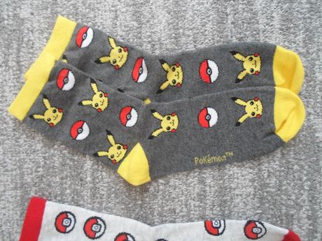 Černé žluté šedé ponožky pokémon, 35