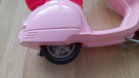 Panenka anlily kloubová se skútrem, 