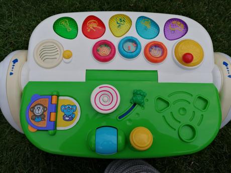 Hrající stoleček,