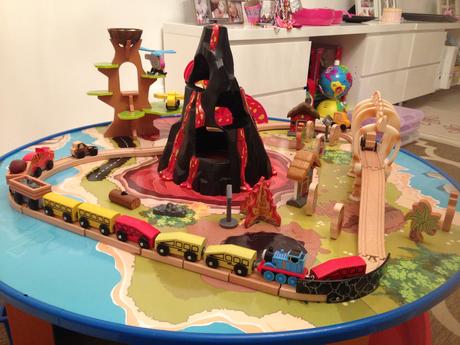 Kidkraft vláčkodráha se stolem - dinosauři, 