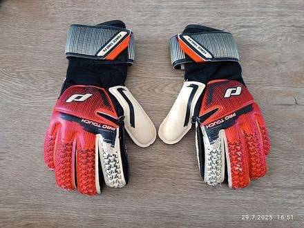 Brankářské rukavice,