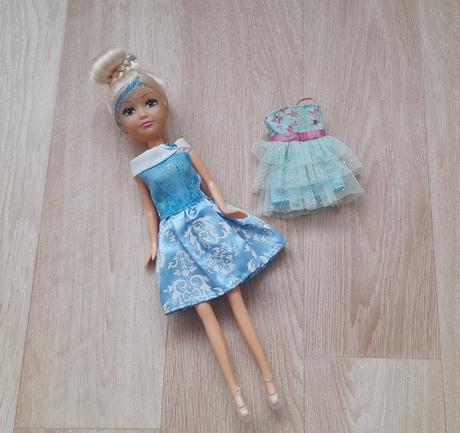 02 - panenka "barbie" + náhradní šaty, 