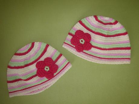 Háčkované čepičky s kytkou, ruční práce, 98