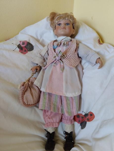 Značená porcelánová panenka, 