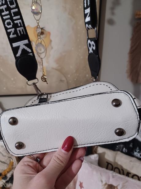 Dívčí kabelka s nápisem, 