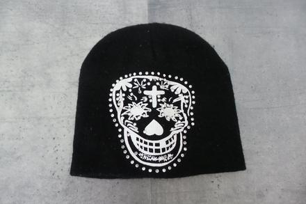 Čepice s lebkou a kamínky, 92