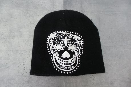 Čepice s lebkou a kamínky, 92