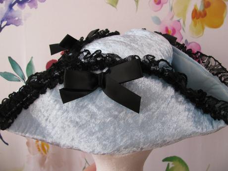 Karnevalový kostým- krásný modrý barokní klobouk,