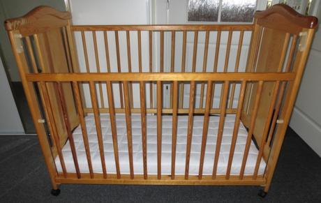 Postýlka dřevěná s matrací 120x60cm, boční výsuv, šířka (cm): 60,délka (cm): 120