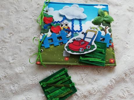 Quiet book se sekačkou, 