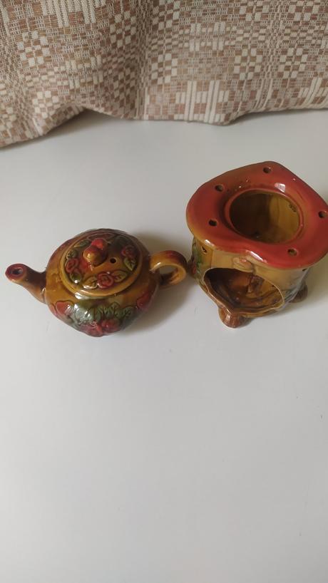 Stojánek na svíčku a konvička,