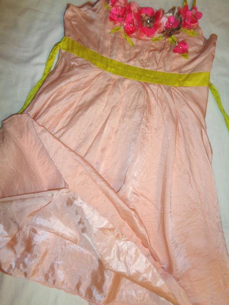 Krásné lesklé saténové šaty s kytičkami, monsoon,146