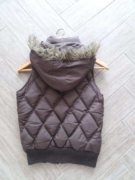 Hnědá zateplená vesta, 36