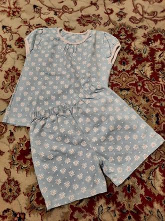 Krátké květinkové pyžamo, 98