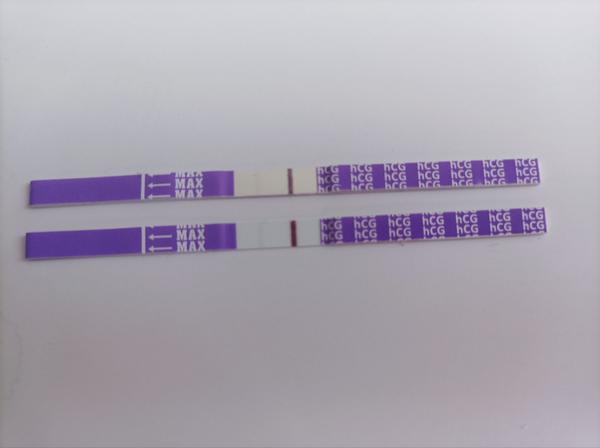 Pozitivní těhotenský test, ale čárka nezesiluje. Je důvod k obavám?