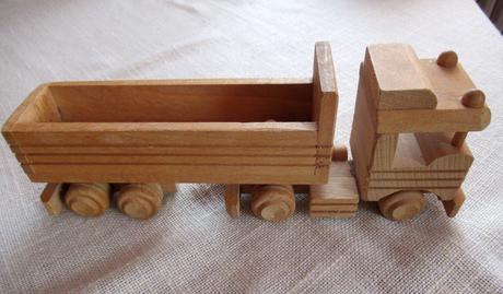 Dvě dřevěná auta (nákladní a osobní) - cena za oba, 