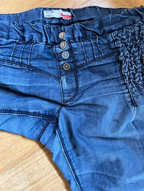 Bezva pohodlné měkoučké džínové kratasy, name it,152