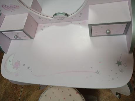 Toaletní stolek se stoličkou,