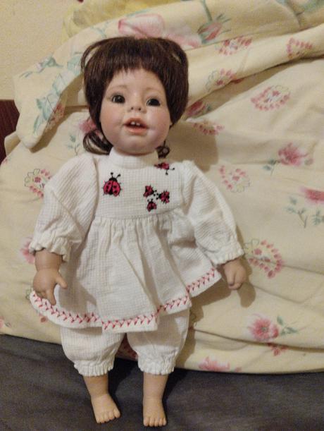 Porcelánová panenka se zoubkama, 